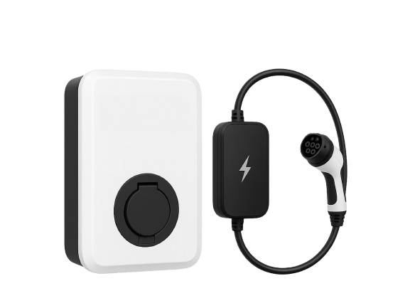 Weiße Wallbox mit schwarzem Ladeanschluss und angeschlossenem Ladekabel mit Stecker. Moderne, kompakte Ladestation für Elektrofahrzeuge.